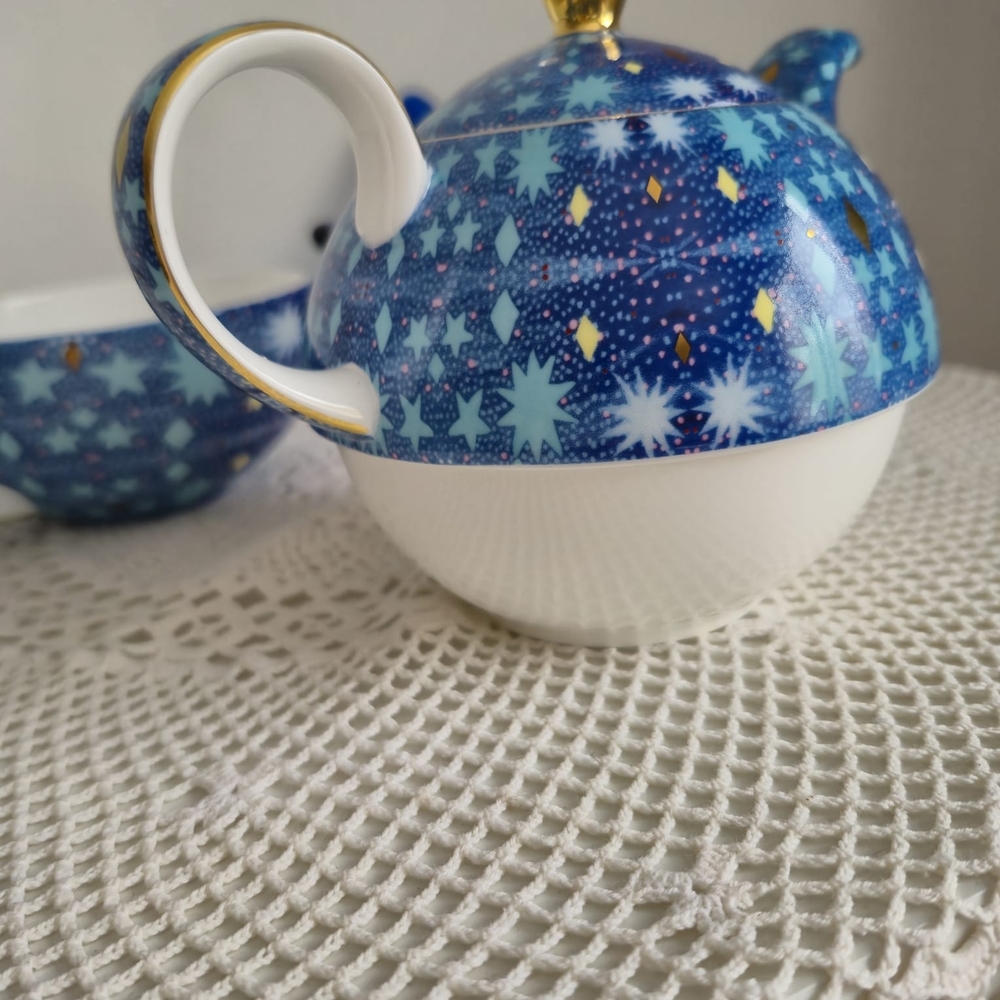 Fine Porcelain Tea Set - Picture 5 of 9